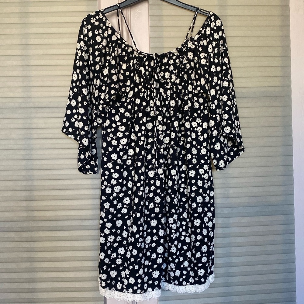 Honey Punch Flowers dress‎